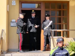 Il ragazzo che ha ucciso il padre per difendere sua madre è stato scarcerato, ma resta indagato per omicidio
