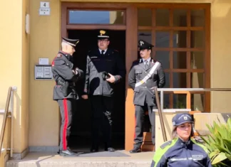 Un ragazzo di diciannove anni ha accoltellato il padre per difendere sua madre, uccidendolo: «stava maltrattando la mamma»