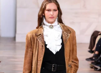 Ralph Lauren e il ritorno a New York: un autunno 2025 tra romanticismo gotico e forza femminile
