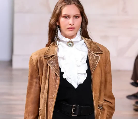 Ralph Lauren e il ritorno a New York: un autunno 2025 tra romanticismo gotico e forza femminile