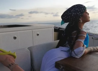 Bandana, pois e quiet luxury: l’inspo di Rihanna ha conquistato la primavera