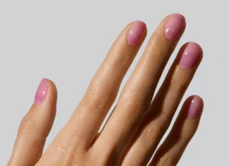 Tutti pazzi per le syrup nails, il trend delicato perfetto per la primavera 2025