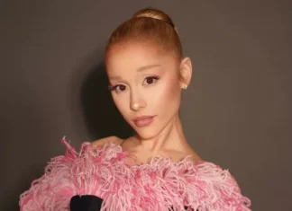 Ariana Grande ritorna con la sua signature ponytail (ma stavolta lilla)