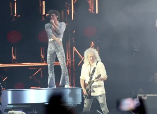 Brian May sale sul palco del Coachella per eseguire con Benson Boone “Bohemian Rhapsody”