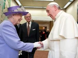 Quando la Regina Elisabetta infranse il dress code per incontrare Papa Francesco