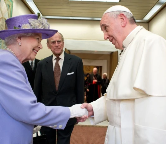 Quando la Regina Elisabetta infranse il dress code per incontrare Papa Francesco
