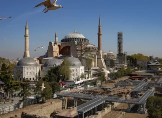 Terremoto a Istanbul, scossa di 6.2 e oltre 150 feriti