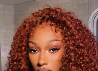 Megan Thee Stallion dà il via all’estate con unghie hot pink da sogno