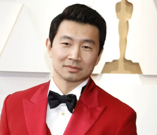 Simu Liu se la prende, scherzosamente, con altri attori MCU per aver reso la Marvel così segreta