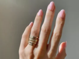 Sono tornate in trend le strawberry milk nails (e stavolta per restare)