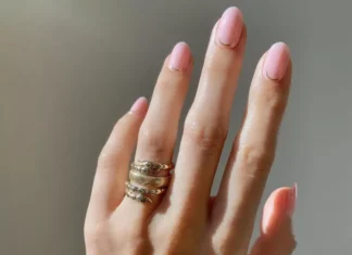 Sono tornate in trend le strawberry milk nails (e stavolta per restare)