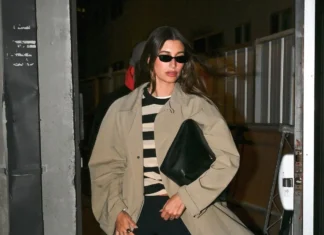 Il trench di Hailey Bieber è l’alleato perfetto per il tempo incerto (ed è di Mango)