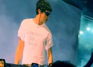 Perché le t-shirt “Protect the dolls” sono ovunque (e perché il significato é importante per le donne trans)