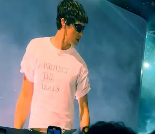 Perché le t-shirt “Protect the dolls” sono ovunque (e perché il significato é importante per le donne trans)