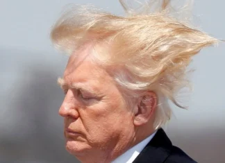 Inarrestabile Trump, ora è guerra alle docce: “Basta, l’acqua esce di goccia in goccia, i miei capelli devono essere perfetti”