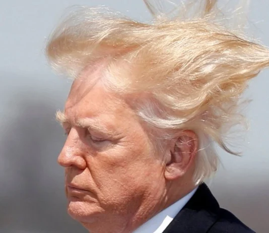 Inarrestabile Trump, ora è guerra alle docce: “Basta, l’acqua esce di goccia in goccia, i miei capelli devono essere perfetti”