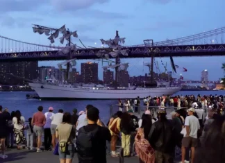 Una nave messicana colpisce il ponte di Brooklyn, morti 2 membri dell’equipaggio