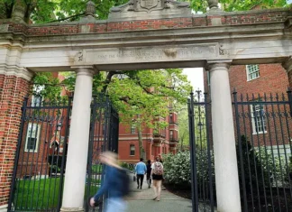 Giudice sospende il divieto di Trump di iscrizione degli stranieri ad Harvard