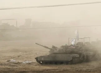Israele ha inizato un’operazione di terra a Gaza: attacchi aerei hanno ucciso più di 100 persone durante la notte