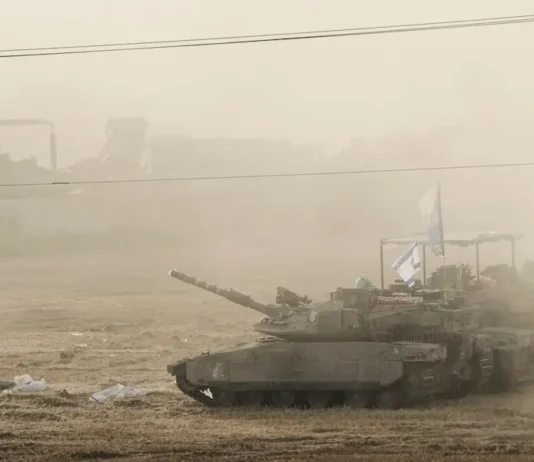 Israele ha inizato un’operazione di terra a Gaza: attacchi aerei hanno ucciso più di 100 persone durante la notte