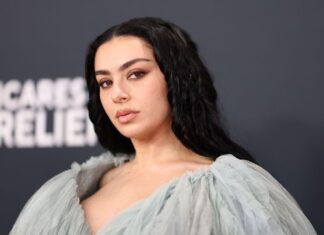 Kali Kennedy, la makeup artist di Charli XCX, ha svelato tutti i segreti dei brat look