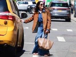 Anne Hathaway rilancia il look più semplice (e cool) della primavera: jeans ampi e Adidas ai piedi