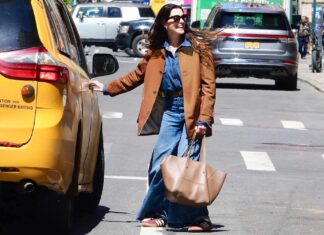 Anne Hathaway rilancia il look più semplice (e cool) della primavera: jeans ampi e Adidas ai piedi