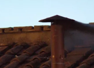 Conclave, il cardinale Re si sbilancia dopo la seconda fumata nera: «Auspico la bianca entro stasera»