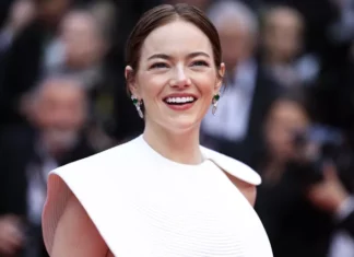 Emma Stone sul red carpet di Cannes 2025 sfoggia un look total white Louis Vuitton