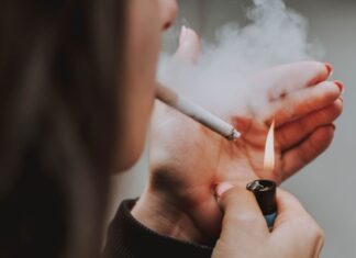 La Francia vieterà il fumo negli spazi pubblici all’aperto a cui possono accedere anche i bambini