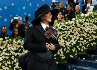 Rihanna annuncia la terza gravidanza al Met Gala 2025