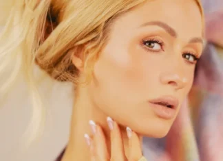 Paris Hilton lancia Parívie: la nuova era della skincare parte da ingredienti clean
