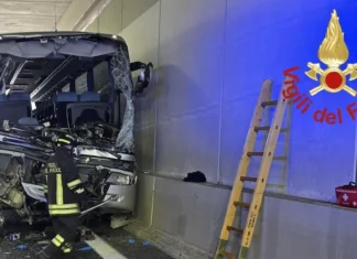 Un pullman di bambini in gita si è scontrato con un camion a Lomazzo: la maestra che era con loro ha perso la vita