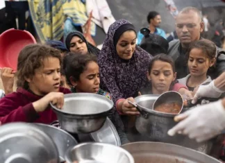 L’ong World Central Kitchen ha esaurito le scorte di cibo: non potrà più portare pasti nella Striscia di Gaza