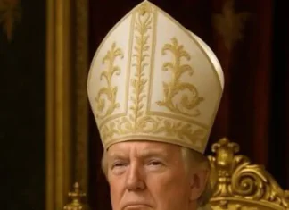 Trump vestito da Papa? L’arcivescovo di New York non ci sta (e glielo dice in italiano)