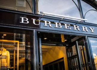 Perché Burberry rischia di licenziare 1700 dipendenti?