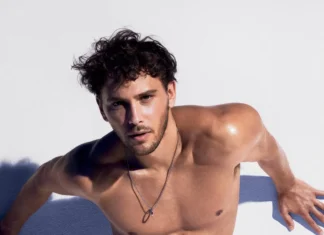 È Cooper Koch il nuovo volto di Calvin Klein: l’attore si “mette in mostra”