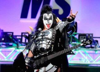 Un fan ha pagato 12.500 a Gene Simmons, per essere il suo roadie per un giorno Gene Simmons, un fan ha pagato 12.500 per essere il suo roadie per un giorno