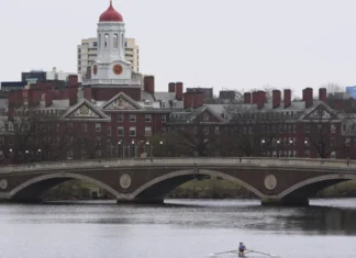 Un tribunale di Boston ha sospeso il blocco alle iscrizioni di studenti stranieri all’Università di Harvard voluto da Trump