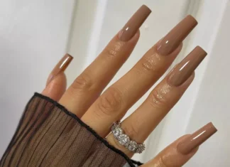 Le iced coffee nails sono la nuova inspo unghie della primavera 2025