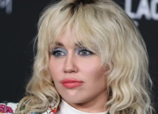 Miley Cyrus ha rivelato di aver contratto un’infezione rotolando sulla Hollywood Walk of Fame per girare il suo nuovo film