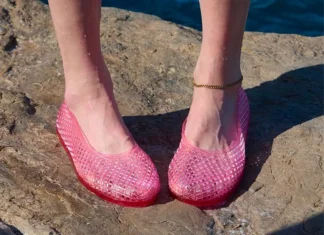 Le scarpe jelly sono tornate anche questa estate 2025