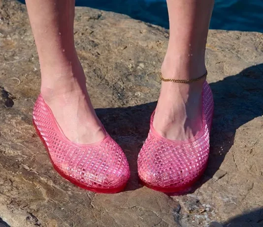 Le scarpe jelly sono tornate anche questa estate 2025