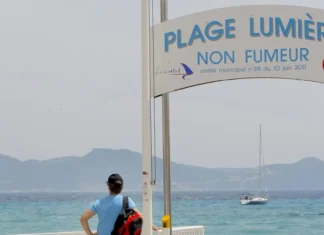 In Francia, da oggi, non si può più fumare all’aperto