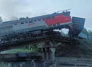 In Russia sono crollati due ponti, un treno è precipitato sull’autostrada, 7 morti: “Sono stati fatti esplodere”
