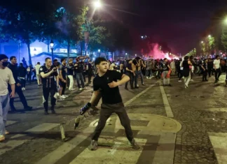 Caos a Parigi, dopo la vittoria del Psg in Champions League, almeno due morti e oltre 200 arresti