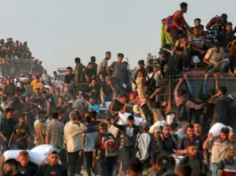 A Gaza, Israele continua a sparare e uccidere palestinesi in attesa dei camion degli aiuti umanitari