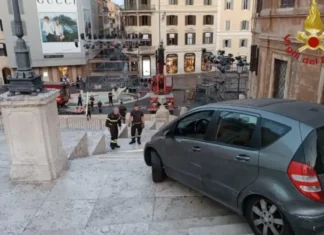 Un uomo ha percorso con la sua auto un tratto della scalinata di Trinità dei Monti