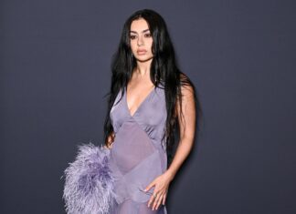 Charli XCX e il suo stile brat durante la sua pausa dal tour: l’underwear quest’anno è pink