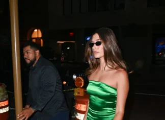 E se il minidress verde smeraldo di Hailey Bieber fosse il must have dell’estate?